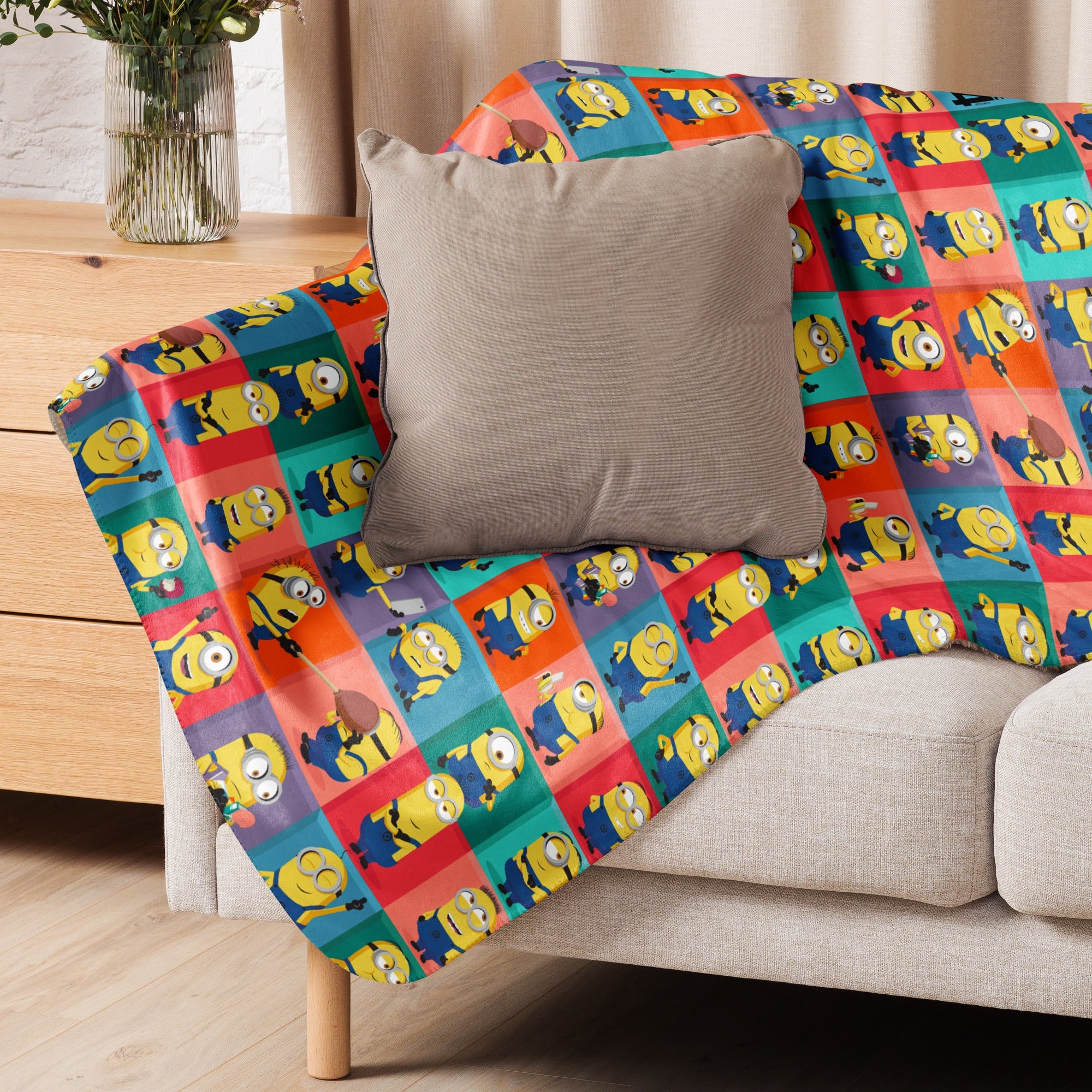 Despicable Me 4 Minion Pattern Sherpa Blanket - Image 3